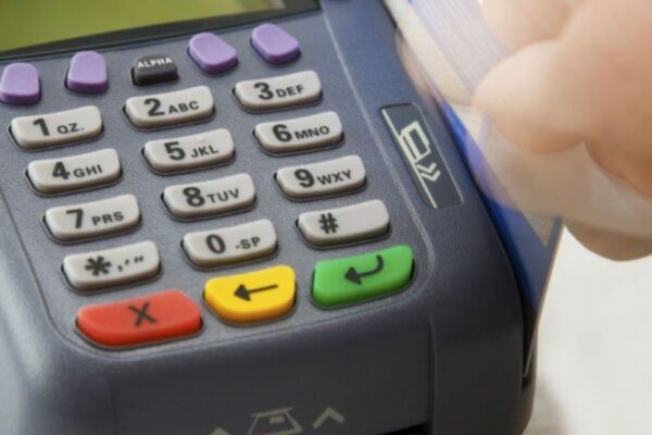 Se eliminó la devolución del 5% del IVA en compras con tarjeta de débito