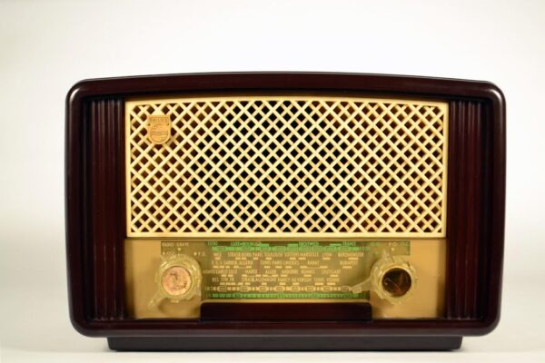 La radio y la ciudad: 90 años en sintonía