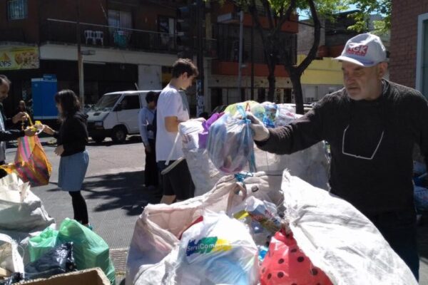 El reciclado barrial en La Paternal se realiza en Av. San Martín y Nicasio Oroño