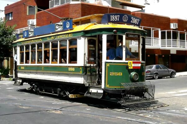 La Asociación Amigos del Tranvía festejo  que  vagones del tranvía de Caballito cumplieron 90 años