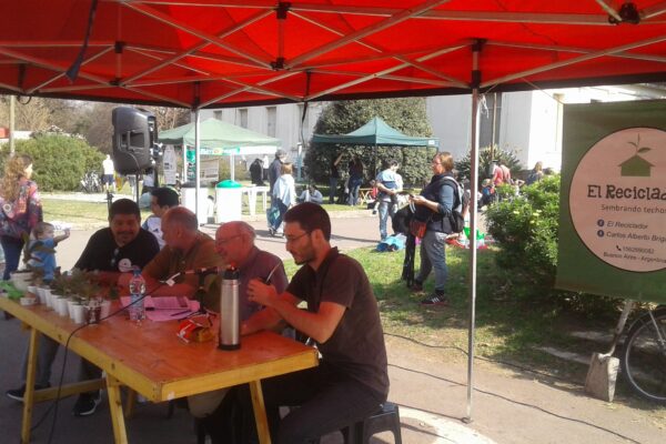 Miles de vecinos asistieron a la feria de productores en Agronomía