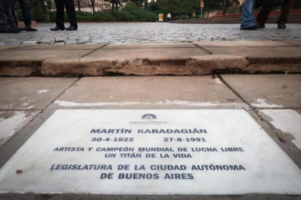 Una baldosa en homenaje al legendario Martin Karadagian