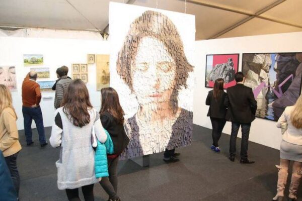 Exposiciones y conferencias de artes visuales en la ciudad