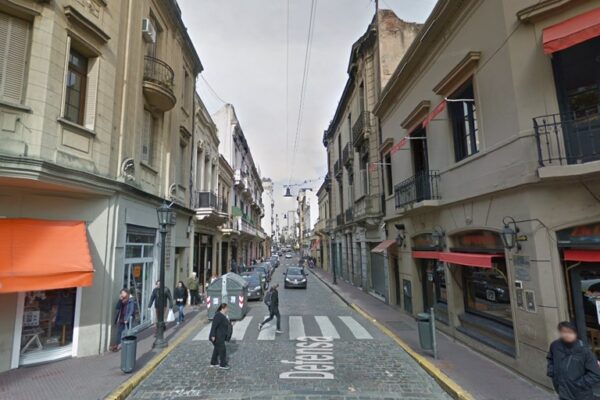 Arbitran medidas por el reclamo de los artesanos de la calle Defensa