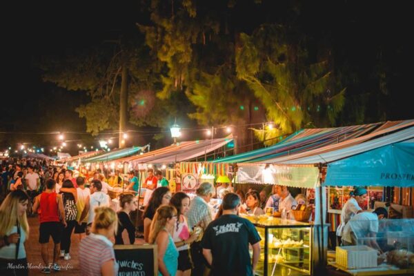 La feria Buenos Aires Market de alimentos gourmet se realiza en la Plaza Arenales de Villa Devoto
