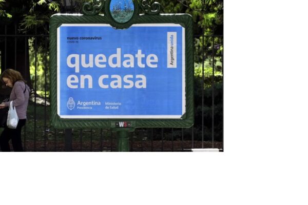 Villa del Parque: Pusieron bajo arresto domiciliario a una pareja que llegó de España y no cumplió con la cuarentena