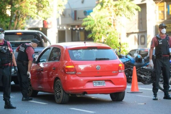 Detuvieron a un hombre alcoholizado por violar la cuarentena:  agredió a personal policial durante un control