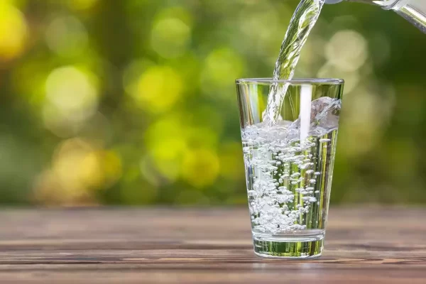 Beneficios de beber agua en ayunas