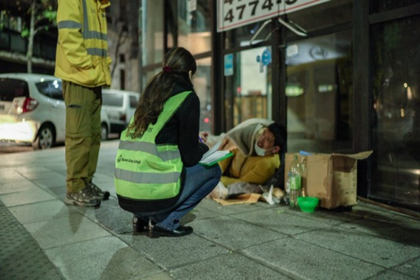 Cómo es el programa que atiende a las personas en situación de calle en la ciudad, por las bajas temperaturas