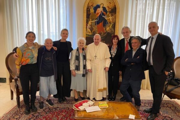 La teología del bastón: el papa Francisco recibió a Estela de Carlotto en el Vaticano