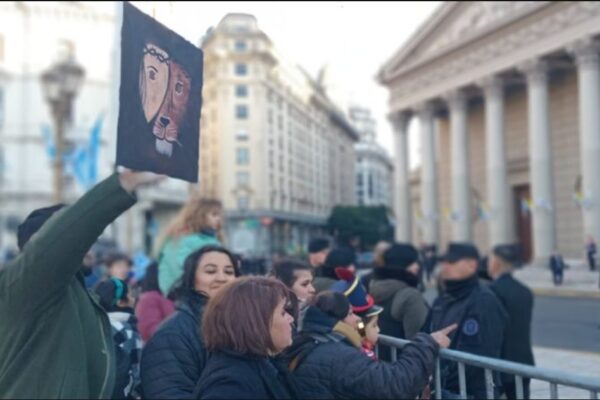 Tedeum callejero: más militares y periodistas que simpatizantes de Javier Milei